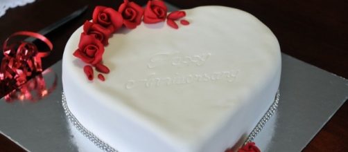 Torta a forma di cuore con panna e pan di spagna