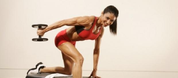 Atleta a treinar HIIT no ginásio. Atleta a treinar HIIT no ginásio.