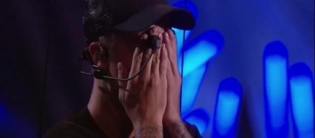Cantor se emocionou durante apresentação no VMA Cantor se emocionou durante apresentação no VMA