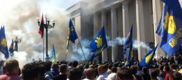 Explozie în fața Parlamentului de la Kiev Explozie în fața Parlamentului de la Kiev
