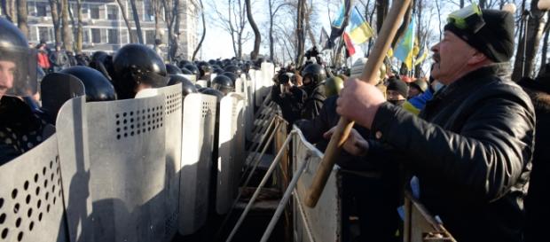 Garda Naţională şi protestatarii faţă în faţă Garda Naţională şi protestatarii faţă în faţă