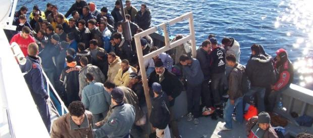 Inmigrantes ilegales atravesando el Mediterráneo Inmigrantes ilegales atravesando el Mediterráneo