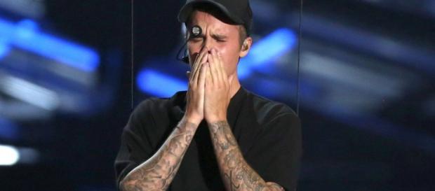 Justin Bieber emocionou-se na sua actuação. Justin Bieber emocionou-se na sua actuação.