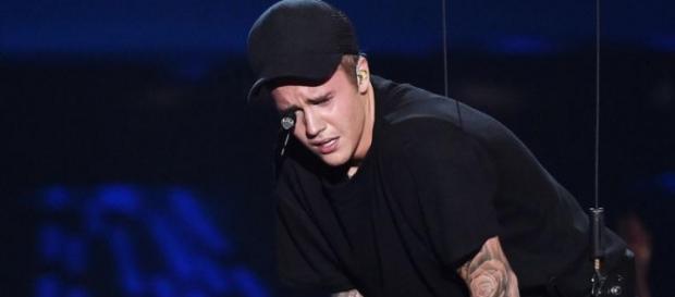Justin Bieber sentiu que algo mudou neste momento. Justin Bieber sentiu que algo mudou neste momento.