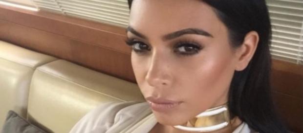 Kim Kardashian lächelt nicht - böses Body Shaming Kim Kardashian lächelt nicht - böses Body Shaming
