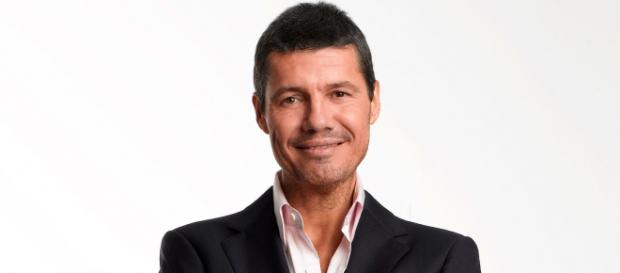 Marcelo Tinelli foto de frente con traje negro Marcelo Tinelli foto de frente con traje negro