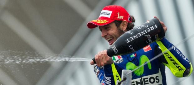 Rossi,Festejando tras su triunfo en Silvestone. Rossi,Festejando tras su triunfo en Silvestone.