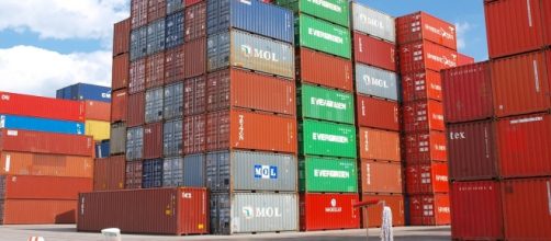 Containers sulle banchine dei porti in crisi