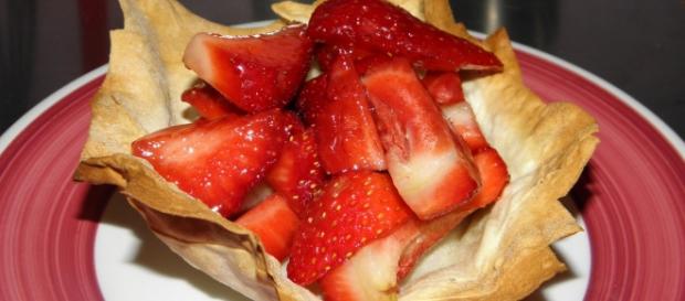 Barchette al cioccolato bianco e fragole Barchette al cioccolato bianco e fragole