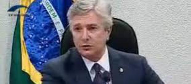 Mais um rei caindo no império brasileiro Mais um rei caindo no império brasileiro