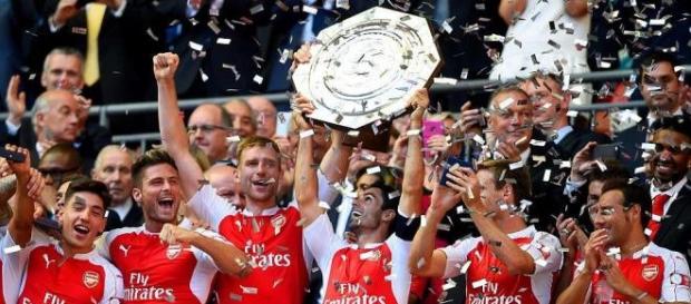 Mikel Arteta lifts the trophy. Mikel Arteta lifts the trophy.