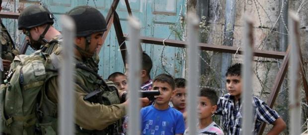 Militar israeli indagando a niños palestinos Militar israeli indagando a niños palestinos