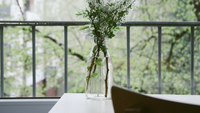 Bimba di 7 anni cade dal balcone e muore