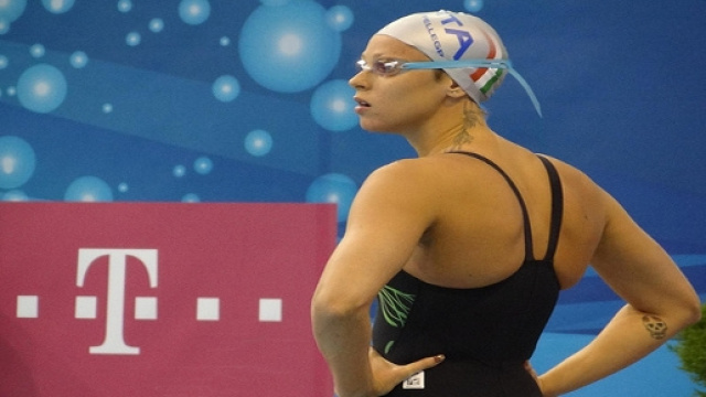 Federica Pellegrini pronta a tuffarsi in acqua