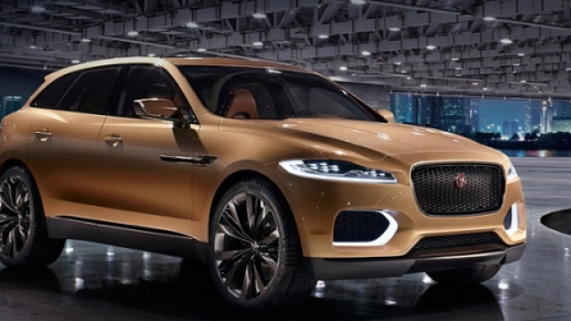 Jaguar F-Pace testata dalla Svezia a Dubai.