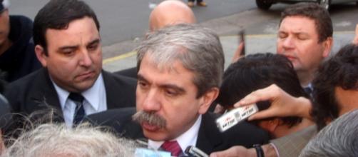 Aníbal Fernández da explicaciones a los medios.