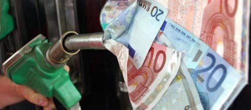 Le accise pesano troppo sul costo della benzina