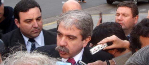 Aníbal Fernández da explicaciones a los medios. Aníbal Fernández da explicaciones a los medios.