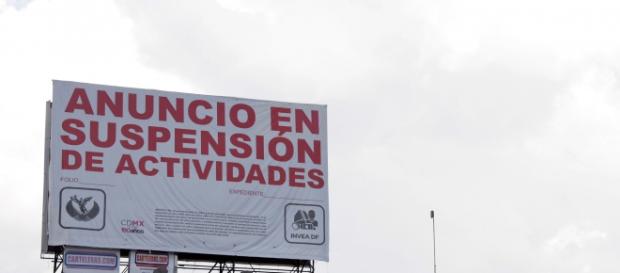 Anuncio publicitario suspendido en la cd de México Anuncio publicitario suspendido en la cd de México