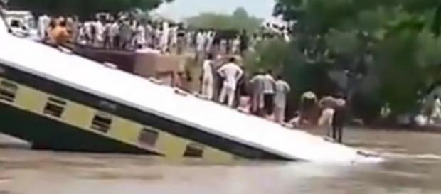 Două trenuri au deraiat în India Două trenuri au deraiat în India