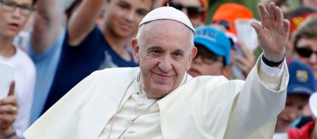 Francisco saluda a sus seguidores. Foto: Reuters Francisco saluda a sus seguidores. Foto: Reuters