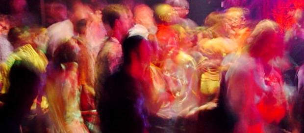 Giovani che ballano a un rave party Giovani che ballano a un rave party