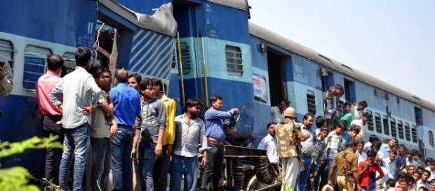india 2 treni deragliano sul ponte india 2 treni deragliano sul ponte