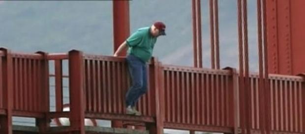 O homem estava prestes a suicidar-se. O homem estava prestes a suicidar-se.