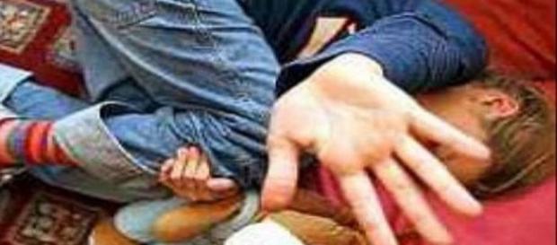 Un băieţel a fost bătut de un bărbat Un băieţel a fost bătut de un bărbat