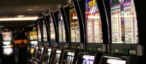 Fila di slot machine a Las Vegas