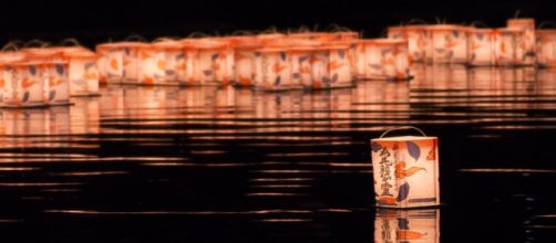 Linternas flotantes durante el festejo del Obon