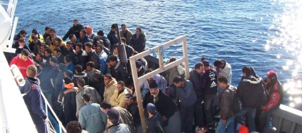 Ambarcatiune cu imigranti pe marea Mediterana Ambarcatiune cu imigranti pe marea Mediterana