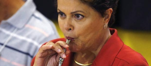 Dilma tem rejeição histórica no Brasil Dilma tem rejeição histórica no Brasil