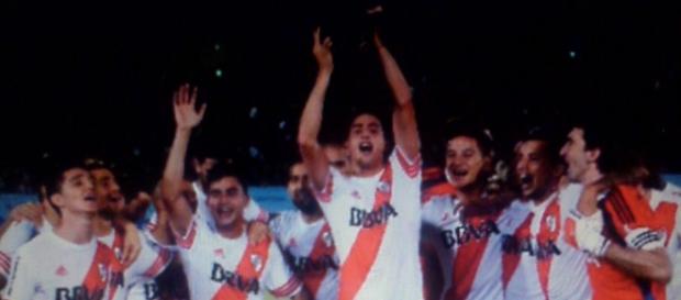 El mellizo Ramiro Funes Mori alzando la copa El mellizo Ramiro Funes Mori alzando la copa