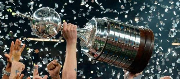 Trofeo Copa Libertadores 2015. Trofeo Copa Libertadores 2015.