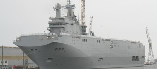 Una portaelicotteri Mistral in costruzione Una portaelicotteri Mistral in costruzione