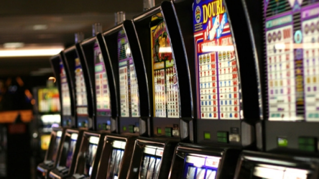 Fila di slot machine a Las Vegas