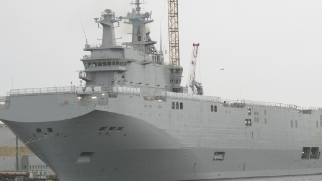 Una portaelicotteri Mistral in costruzione