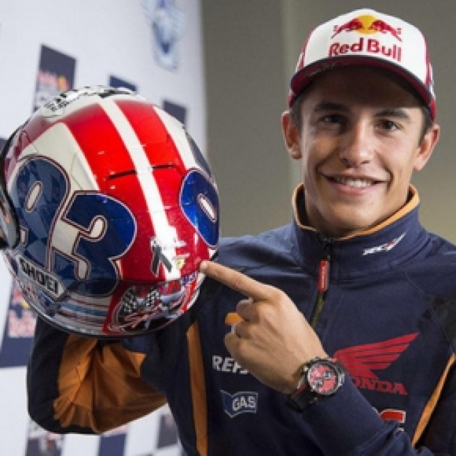 Marc Márquez muestra el casco que usará en Indy