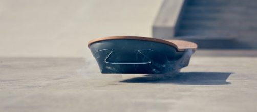 Lexus Hoverboard Slide - Lo skateboard volante