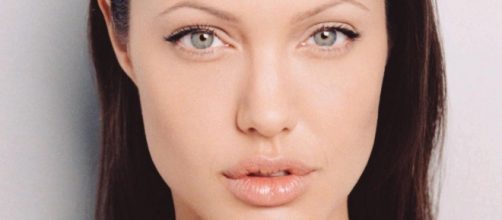 Los preciosos labios de Angelina con gloss