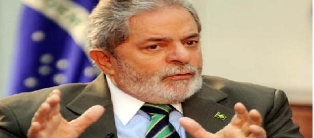 Ex-presidente acusa jornalistas de calúnia. Ex-presidente acusa jornalistas de calúnia.