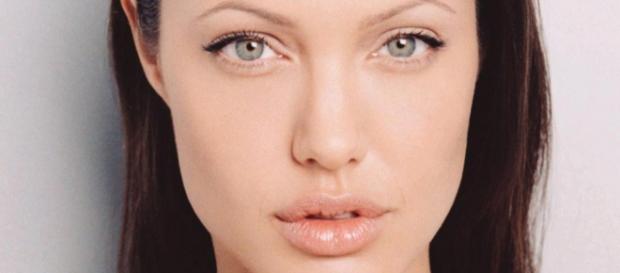 Los preciosos labios de Angelina con gloss Los preciosos labios de Angelina con gloss