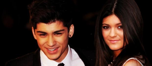 Zayn Malik está a tentar chamar a atenção. Zayn Malik está a tentar chamar a atenção.