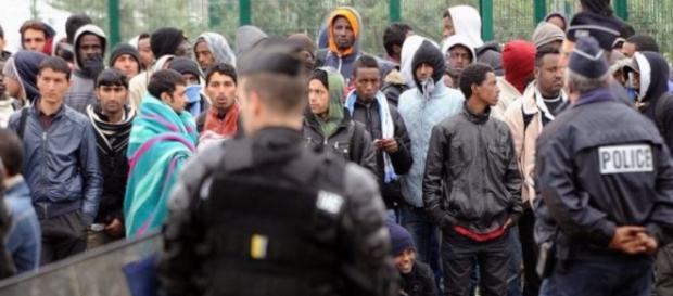 French роlісе rise in front оf migrants French роlісе rise in front оf migrants