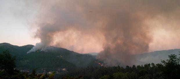 Incêndio visto da vertente de Amares. Incêndio visto da vertente de Amares.