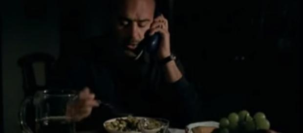 Montalbano mentre mangia un piatto di Adelina Montalbano mentre mangia un piatto di Adelina