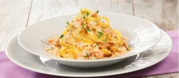 Tagliatelle al profumo di salmone affumicato Tagliatelle al profumo di salmone affumicato