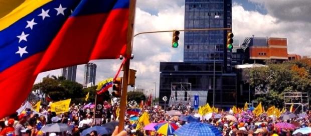 Venezuela se enfrenta a disturbios y protestas. Venezuela se enfrenta a disturbios y protestas.