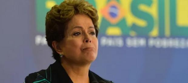 Dilma para de ler jornais em momento de crise Dilma para de ler jornais em momento de crise